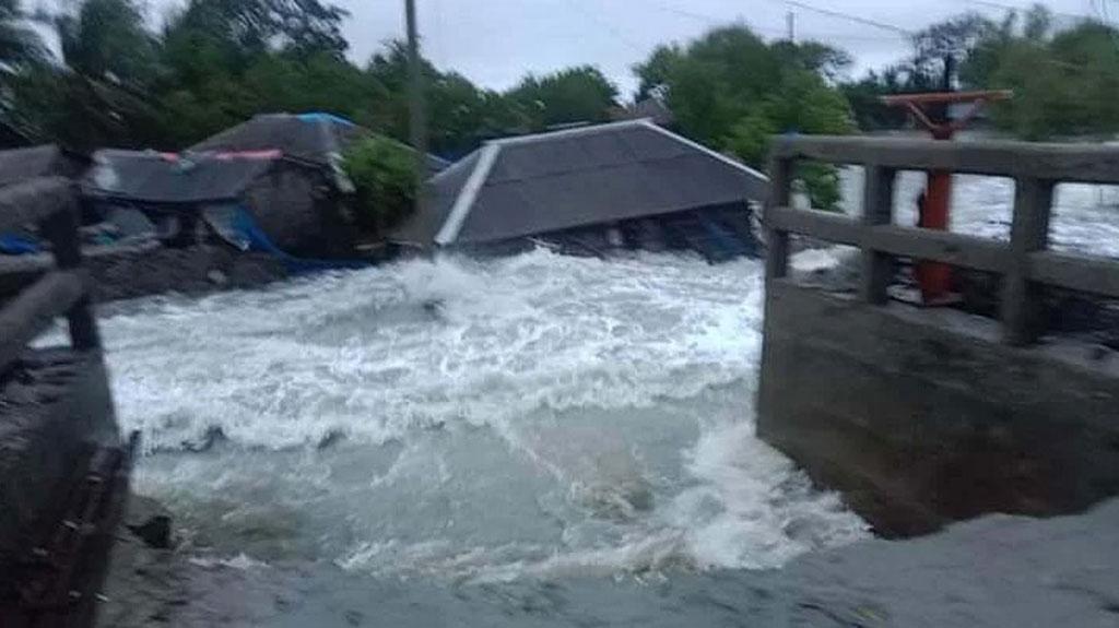 ঘূর্ণিঝড় রিমালের প্রভাবে খুলনায় বাঁধ ভেঙে ২০টির বেশি গ্রাম প্লাবিত