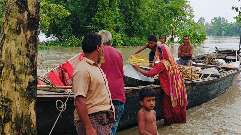 হাতীবান্ধার দ্বীপচরে তিস্তার ভাঙনের শিকার ৪০ বাড়ি, নানা সংকটে দুর্গতরা