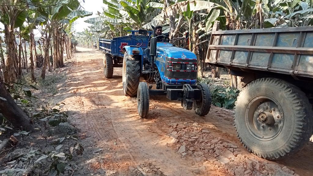 খানাখন্দে ভরা ৮ কিলোমিটার সড়কে চলাচলে দুর্ভোগ