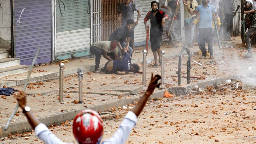 নিউমার্কেটে সংঘর্ষ: দুই দোকান কর্মচারী গ্রেপ্তার 