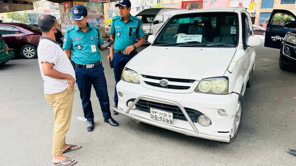 গাড়িতে অননুমোদিত স্টিকার: দুই সপ্তাহে ৩ হাজার মামলা, ২ হাজার ডাম্পিংয়ে