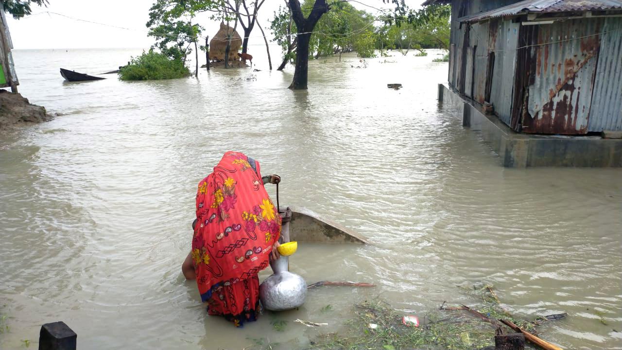 বৃষ্টি–জোয়ারে পানিবন্দী ২০ গ্রামের মানুষ