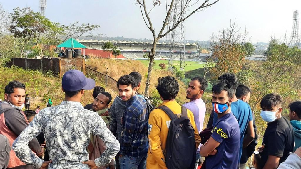 সাকিব-গেইলদের দেখতে পাহাড়ে চড়েছেন সিলেটিরা