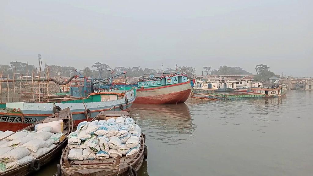 ঘন কুয়াশায় ৯ ঘণ্টা পর লক্ষ্মীপুর-ভোলা নৌরুটে ফেরি চলাচল শুরু