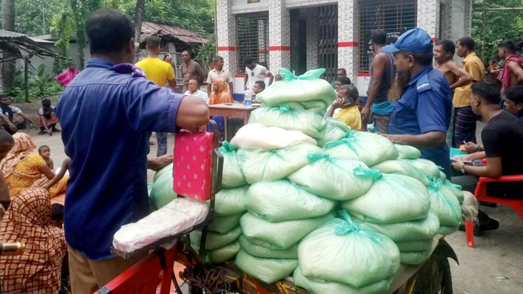 ঘূর্ণিঝড় রিমালে ক্ষতিগ্রস্তদের জন্য বরাদ্দ ২০ কেজি চাল, চেয়ারম্যান দিলেন ৫ কেজি