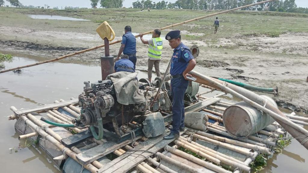 চিলমারীতে ড্রেজার দিয়ে বালু উত্তোলন, আটক ২ 