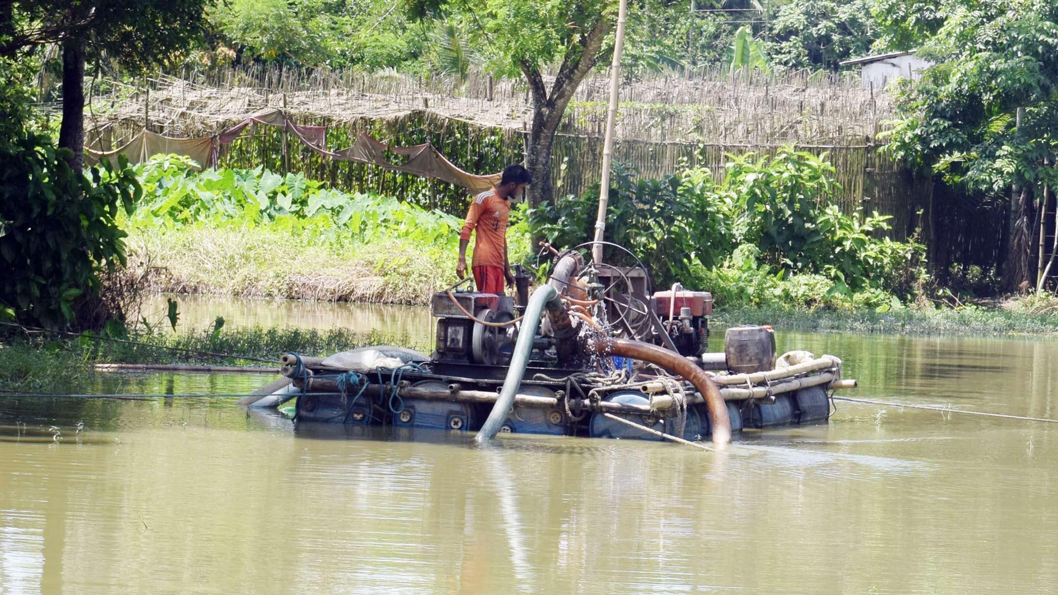 গৌরনদীতে অবৈধ ড্রেজার দিয়ে বালু উত্তোলন, হুমকির মুখে আশপাশের স্থাপনা