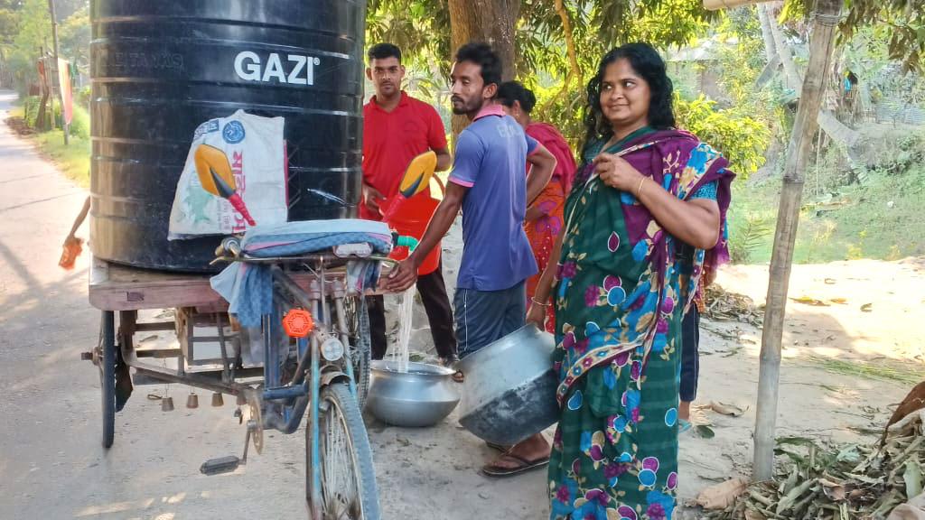 সংকট নিরসনে ভ্যানে করে বিশুদ্ধ পানি সরবরাহ