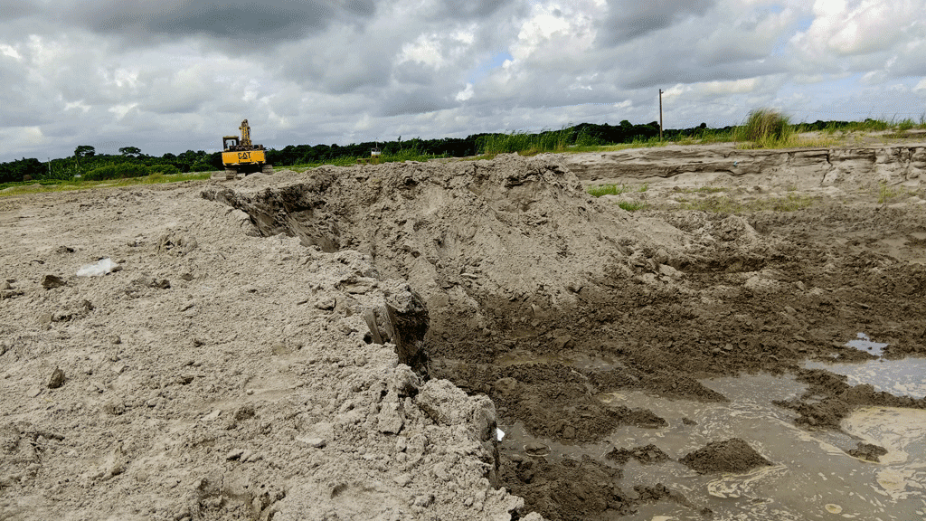 ফরিদপুরে পদ্মায় ড্রেজিং: নদীর বালু বিক্রিতে ‘নয়ছয়’