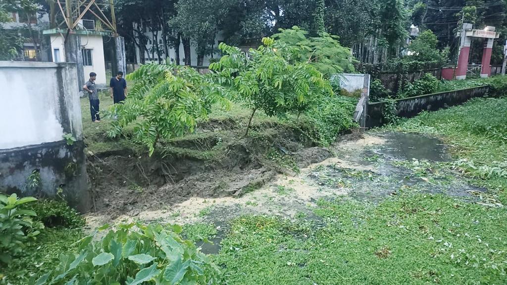 ব্রাহ্মণপাড়া থানার সীমানাপ্রাচীর ধসে পড়ল খালে