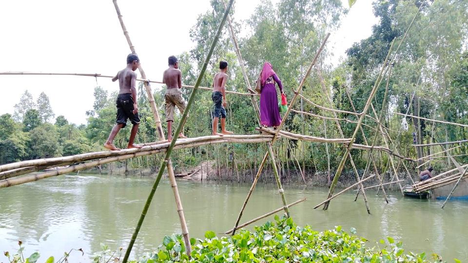 নড়বড়ে সাঁকোই ভরসা