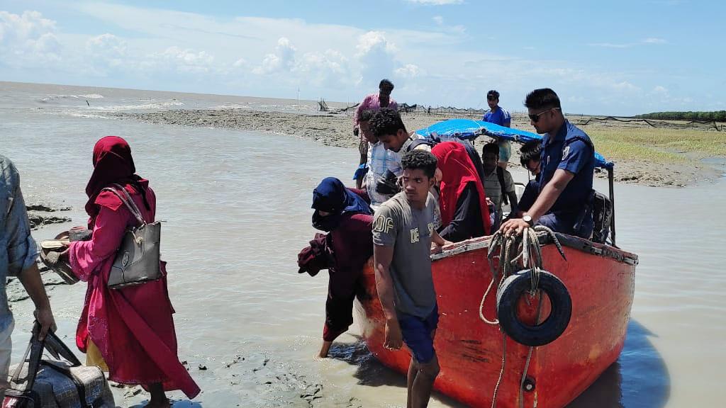 গভীর সাগরে লাইফবোটের ইঞ্জিন বিকল, ৯৯৯-এ কল দিয়ে উদ্ধার যাত্রীরা