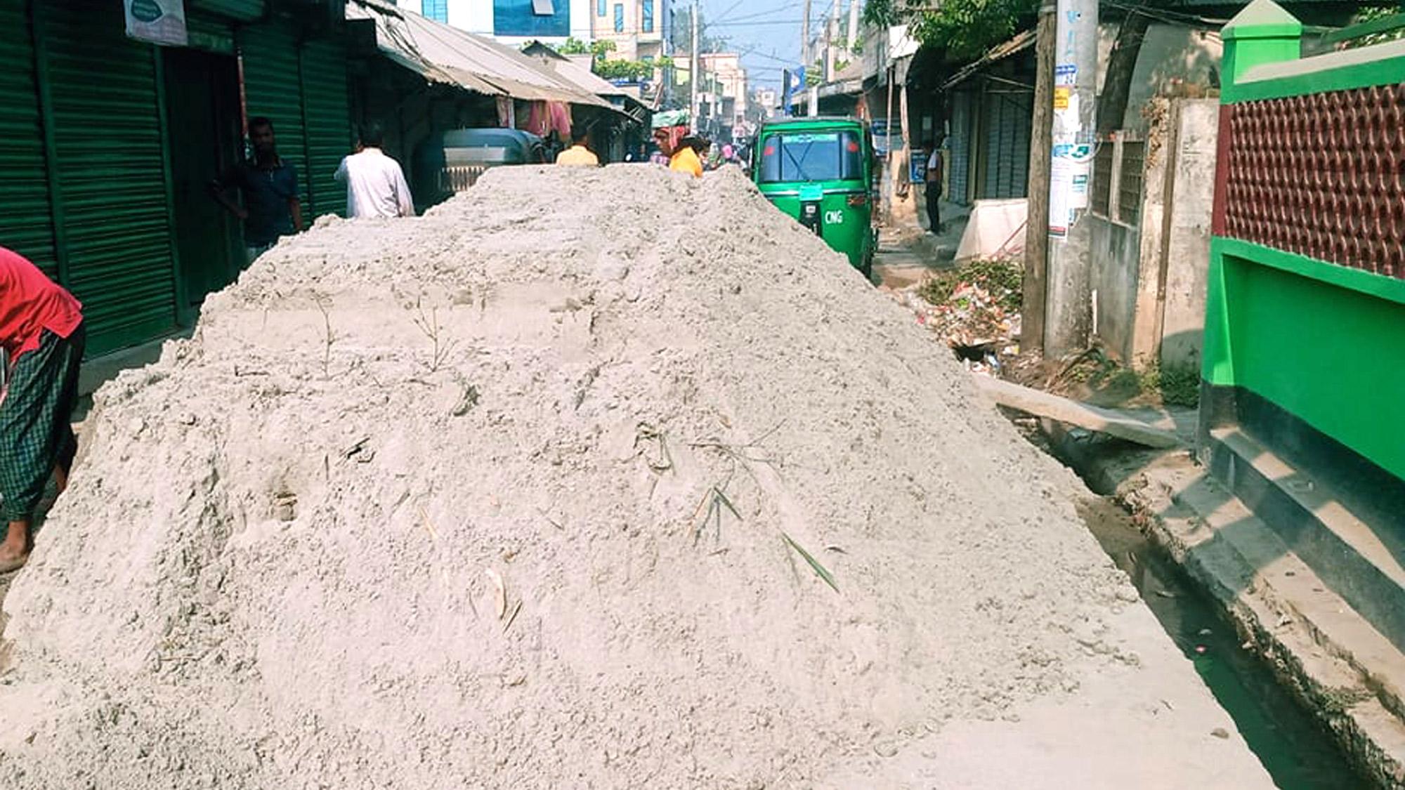 ইট-বালুতে রুদ্ধ সড়ক হেঁটে চলাচলও বন্ধ