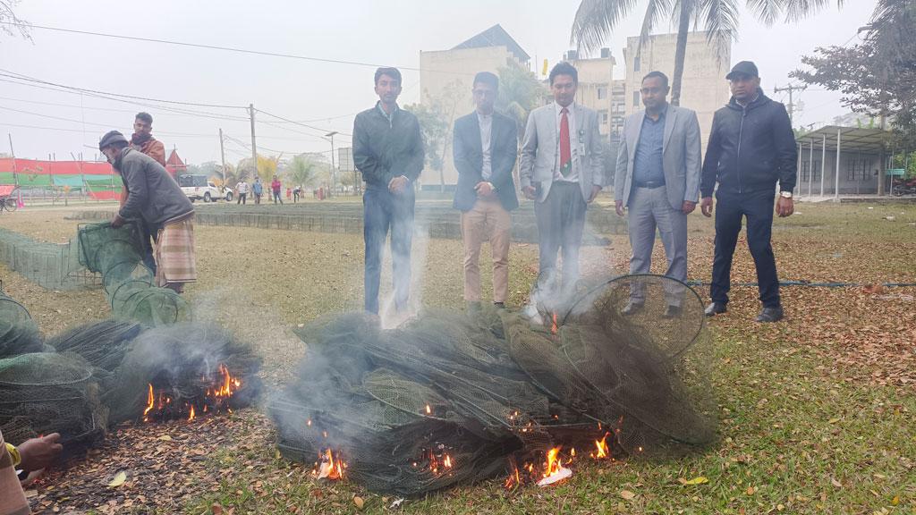 টুঙ্গিপাড়ায় তিন হাজার মিটার অবৈধ চায়না জাল ধ্বংস