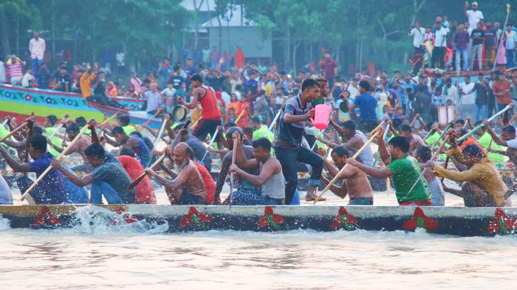 মধুমতি নদীতে ঐতিহ্যবাহী নৌকা বাইচ