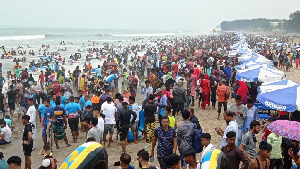 পর্যটকে ঠাসা কক্সবাজার, হোটেল-মোটেলে কক্ষ খালি নেই