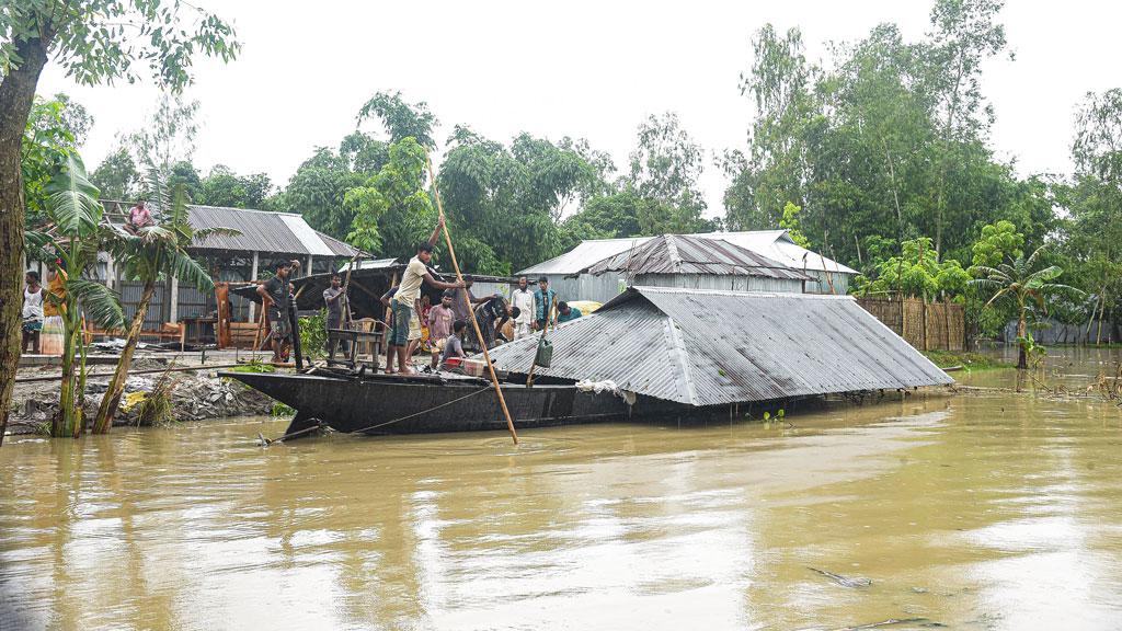 গঙ্গাচড়ায় তিস্তায় বিলীন ১০০ পরিবারের ঘর-বাড়ি, পনিবন্দী হাজারো মানুষ