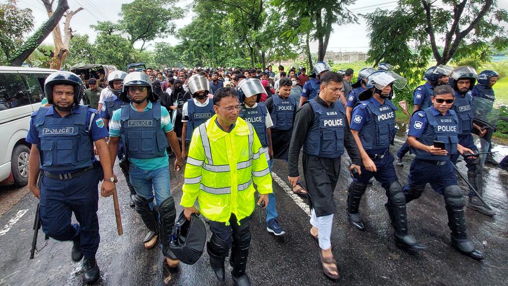 পাবনায় পুলিশি পাহারায় শিক্ষার্থীদের শান্তিপূর্ণ গণমিছিল