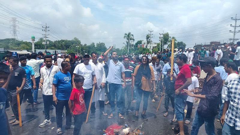 মানিকগঞ্জে ঢাকা-আরিচা মহাসড়ক অবরোধ, হামলায় ২ সাংবাদিক আহত 