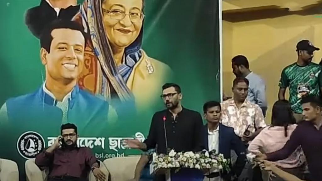 ‘দেয়ালে পিঠ ঠেকে গেলে সামলাতে পারবেন তো?’ মাশরাফির ভাইরাল ভিডিওটি এডিটেড 