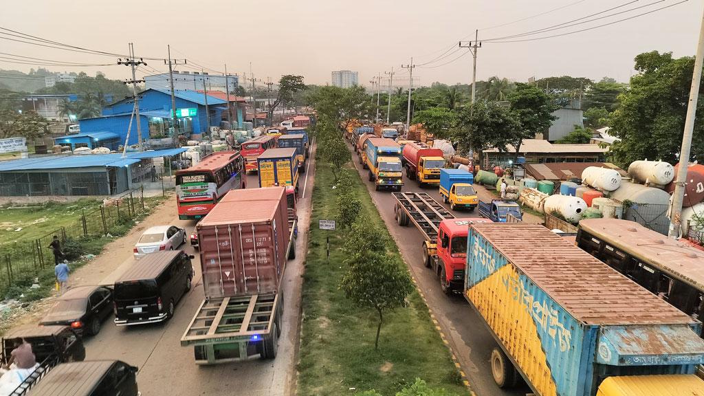 সড়কে রাখা গাড়ি ও ইউটার্ন জট বাড়াবে