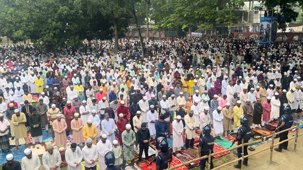 লাখো মুসল্লির অংশগ্রহণে শোলাকিয়ায় ঈদের জামাত