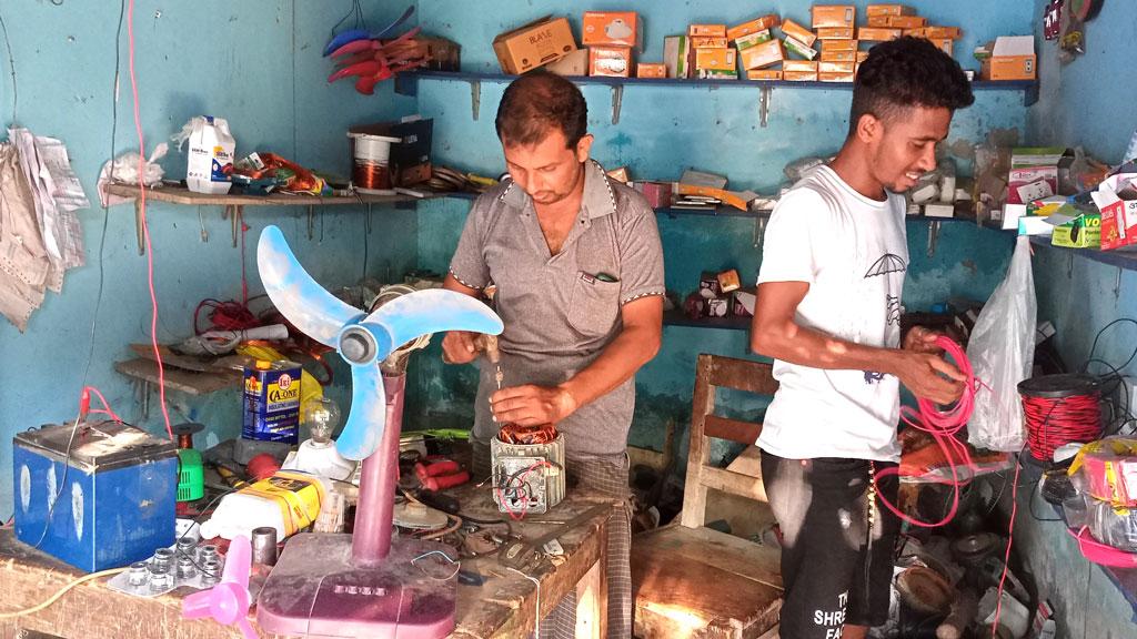 গাংনীতে লোডশেডিং: আয় কমেছে ইলেকট্রিশিয়ান-মেকানিকের, পড়াশোনায় ব্যাঘাত