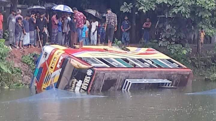 চালকের আসনে হেলপার, বাস পুকুরে পড়ে ব্যবসায়ীর মৃত্যু 