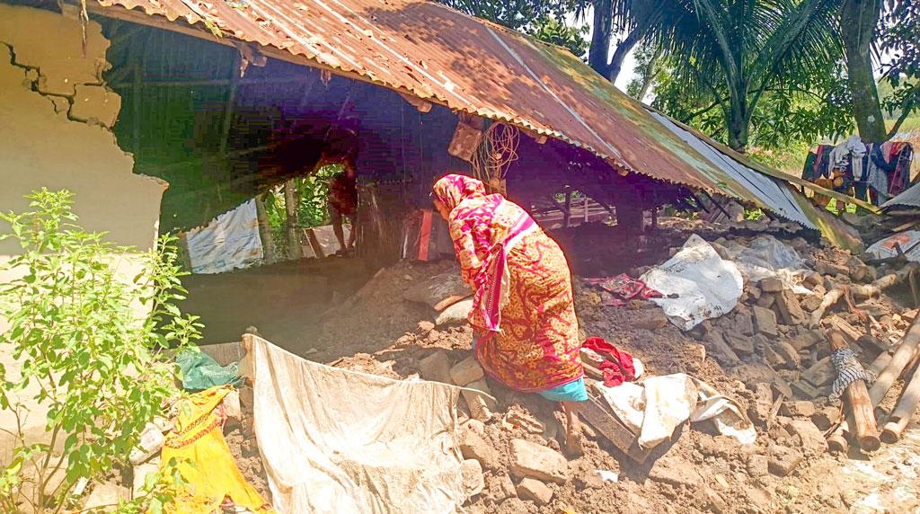 কুমিল্লায় বন্যায় বিধ্বস্ত বাড়িঘরে ফিরছে মানুষ, পুনর্বাসনে সরকারি সহায়তার দাবি