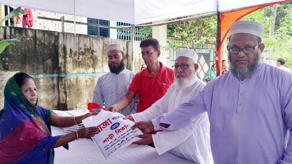 কিশোরগঞ্জে দুর্গাপূজায় দুস্থ হিন্দু নারীদের শাড়ি উপহার দিল ছাত্রশিবির