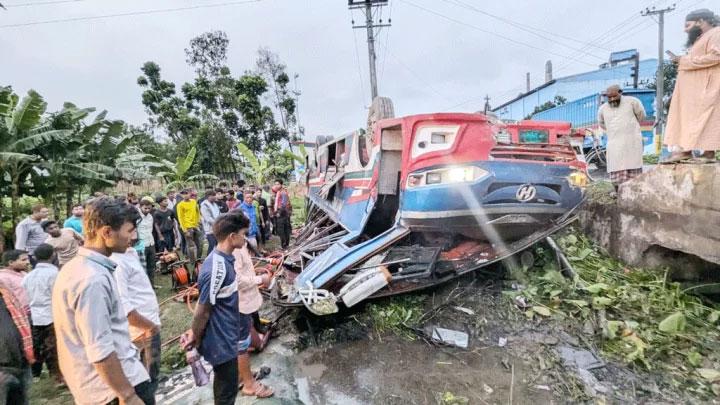 ফুলবাড়ীতে যাত্রীবাহী বাস নিয়ন্ত্রণ হারিয়ে খাদে পড়ে নিহত ১, আহত ১৪