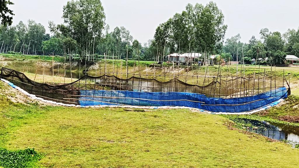 বগুড়ার সারিয়াকান্দিতে নেতাদের বাঁধে খাল হলো পুকুর