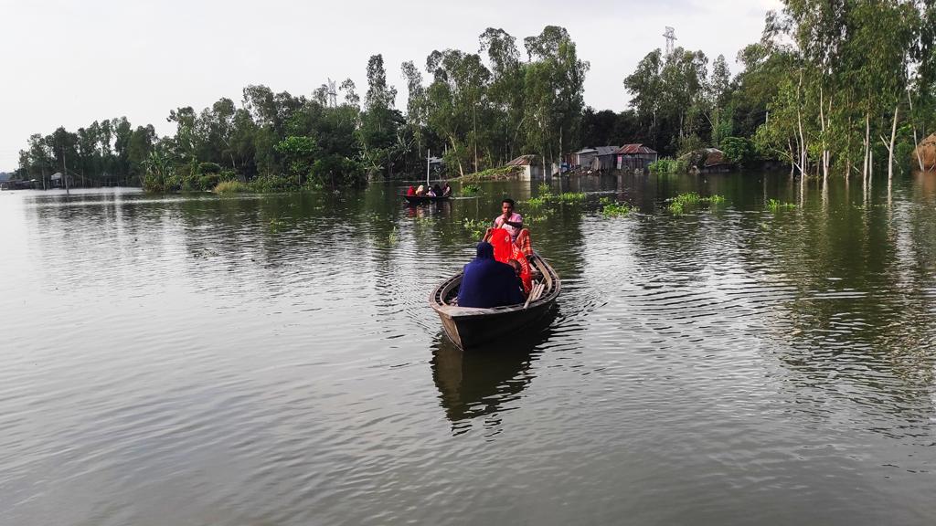 সিরাজগঞ্জে যমুনার প্লাবনে পানিবন্দী ১ লাখ মানুষ