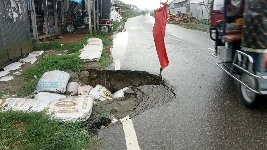 চাঁদপুরের মেঘনা-ধনাঘোদা সেচ প্রকল্পে পানির চাপ, ঝুঁকিতে বেড়িবাঁধ