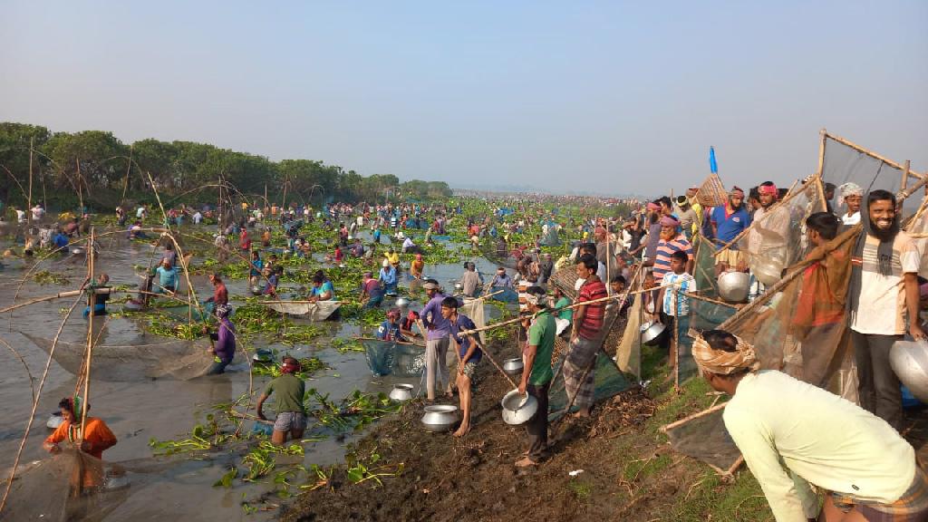 ভাঙ্গুড়ার রহুল বিলে ‘বাউত উৎসবে’ হাজারো মানুষের ঢল