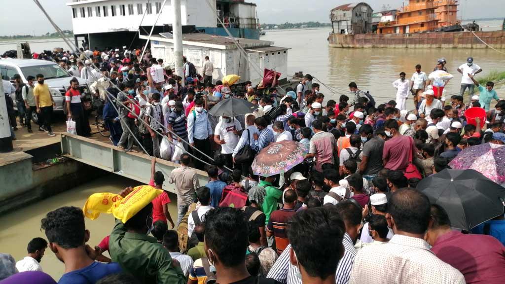 বাংলাবাজার ঘাটে কর্মস্থলগামীদের ভিড় থেমে নেই