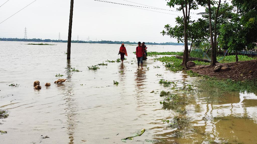 তলিয়ে যাচ্ছে সড়ক, শঙ্কায় কাটছে দিন