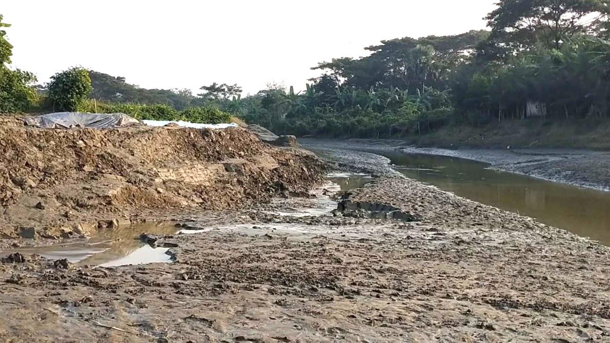 কবিরহাটে খালের বালু অবৈধভাবে তুলে ব্যবসা