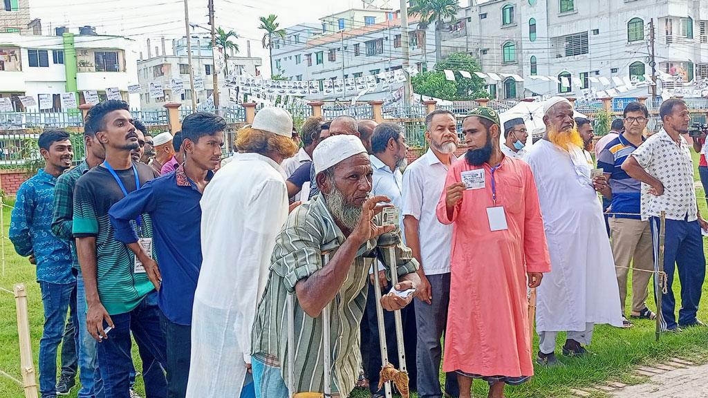 ক্রাচে ভর করে ইভিএমে ভোট দিতে সবার আগে কেন্দ্রে বাবুল