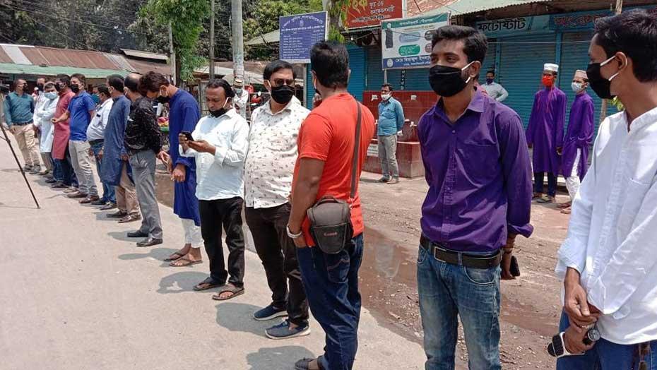 সাংবাদিক নির্যাতনের প্রতিবাদে লালমনিরহাটে মৌন মানববন্ধন