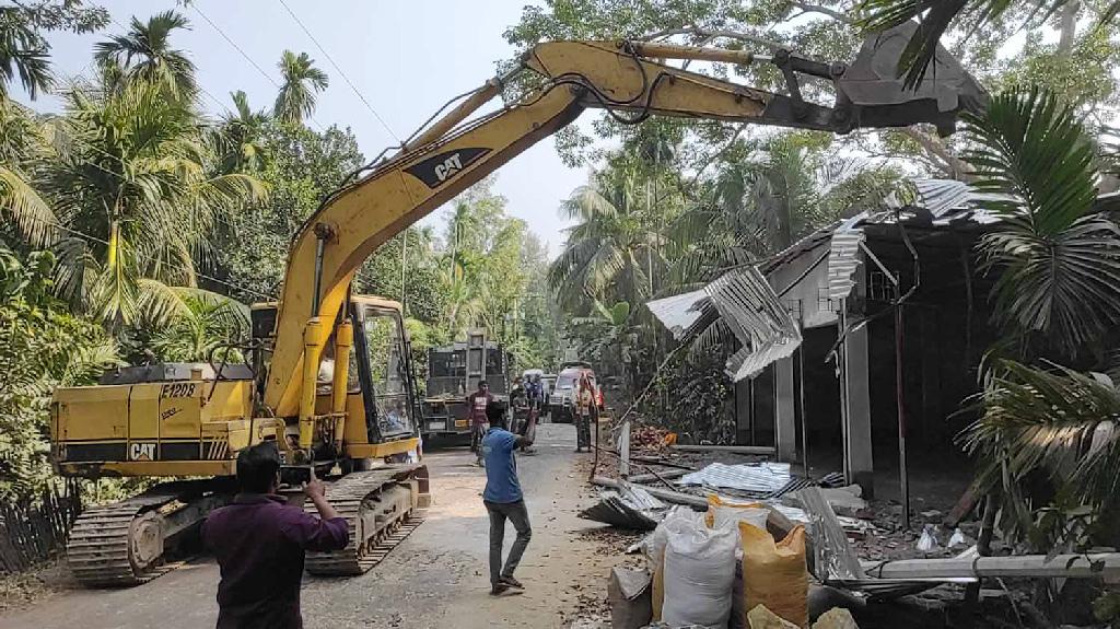 সংবাদ প্রকাশের পর সিআইপি বেড়িবাঁধের অবৈধ স্থাপনা উচ্ছেদ