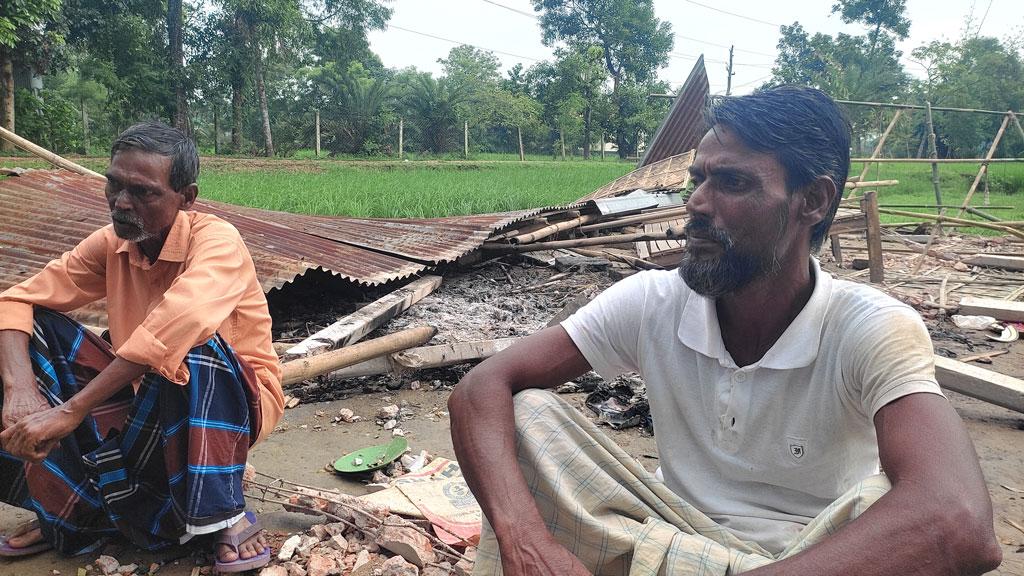 ‘একটি জামাকাপড় পর্যন্ত রেখে যায়নি, বাড়িঘরসহ সব পুড়িয়ে দিয়েছে’