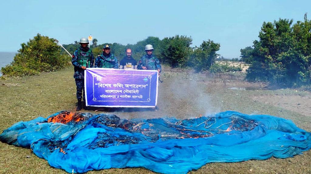 মোংলায় কম্বিং অপারেশনে ৮ হাজার মিটার অবৈধ জাল জব্দ 