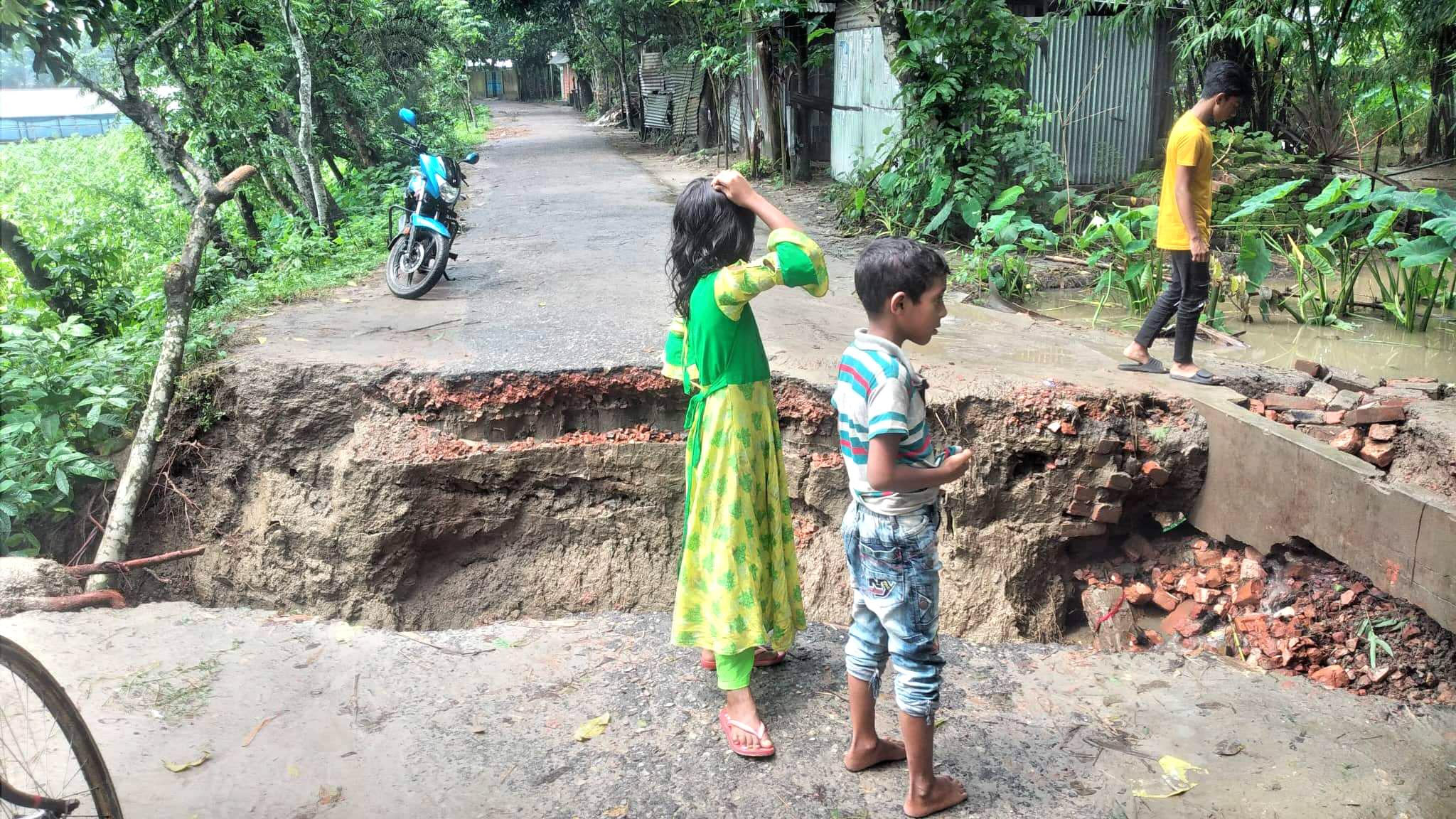 সড়ক ভেঙে নদীতে, বন্ধ ১০ গ্রামে যাতায়াত