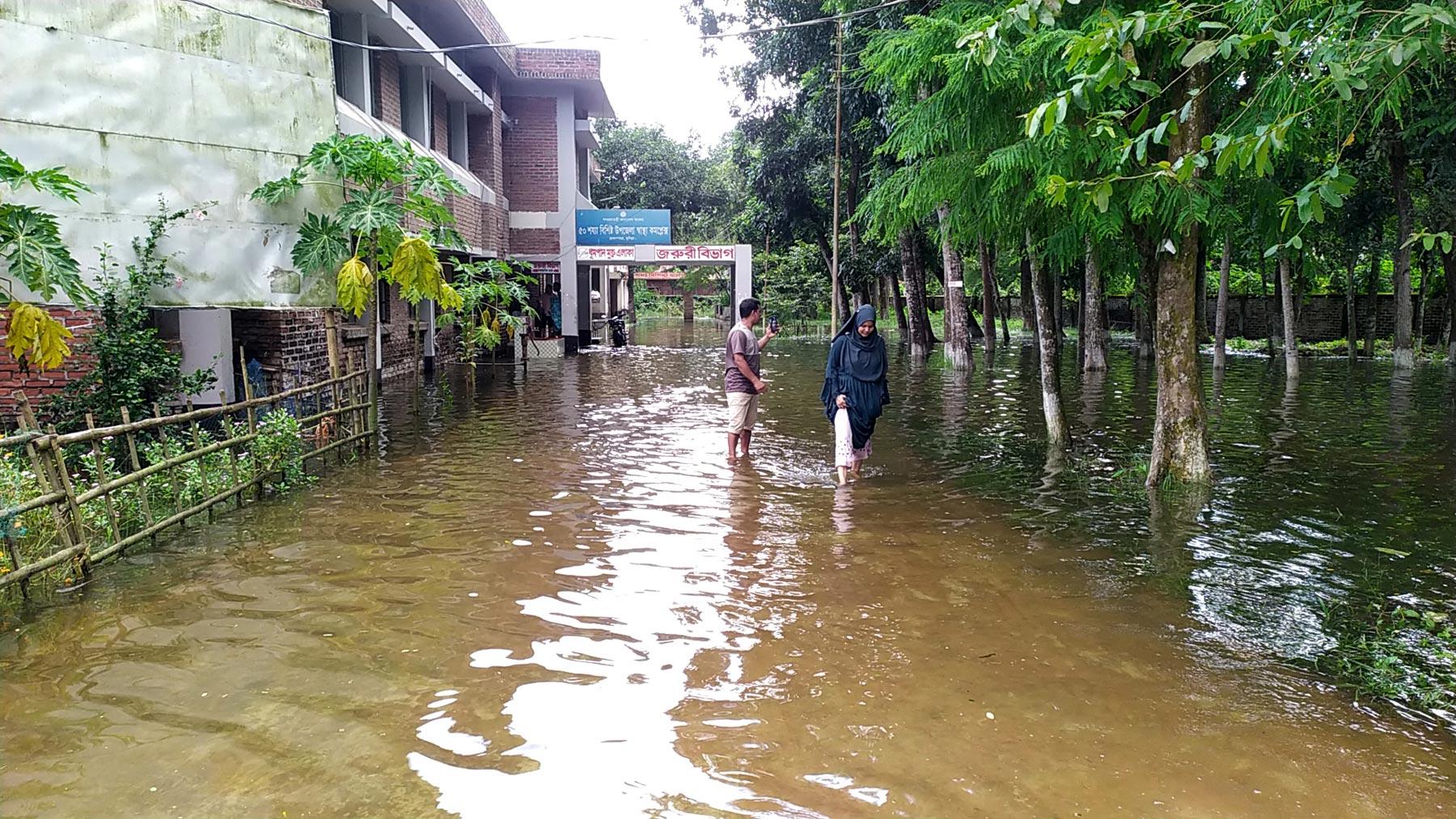 বন্যায় প্লাবিত ব্রাহ্মণপাড়া স্বাস্থ্য কমপ্লেক্স, স্বাস্থ্যসেবা ব্যাহতের শঙ্কা