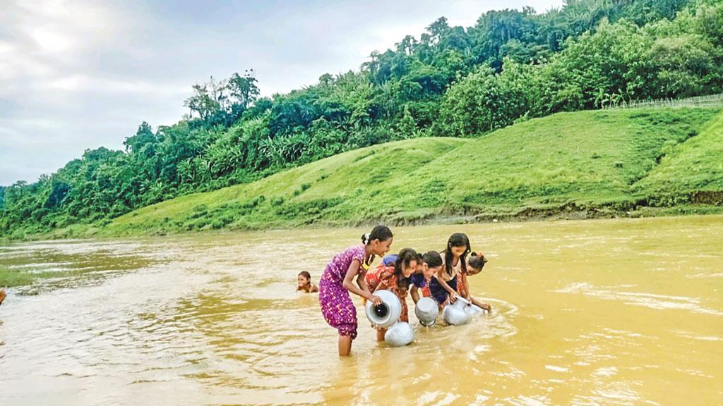 শঙ্খ নদের ঘোলা পানিই দুই গ্রামের ভরসা