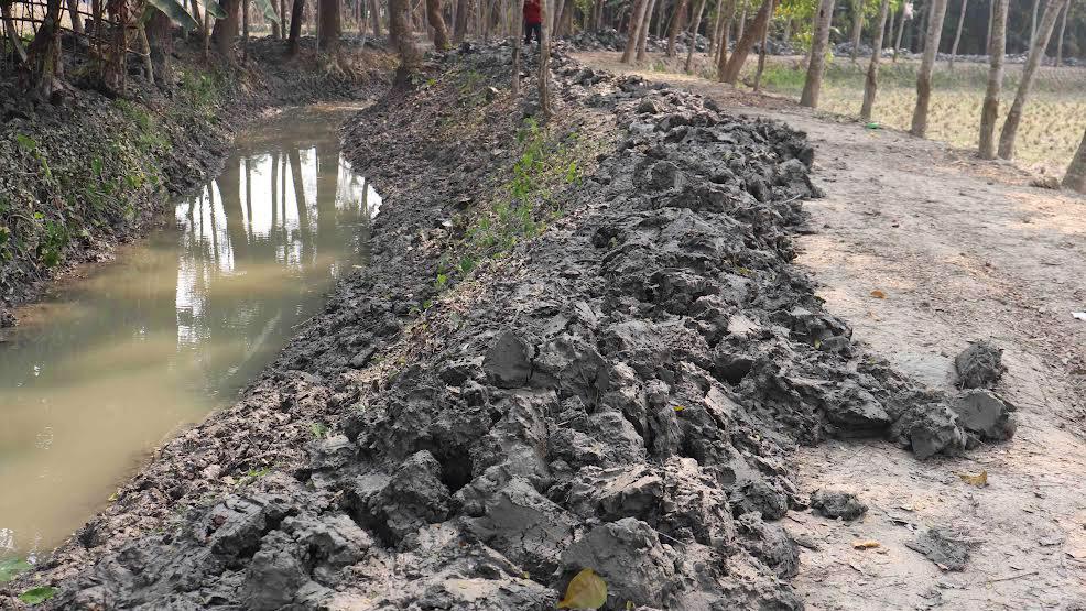 ইন্দুরকানীতে ‘দায়সারাভাবে’ দুটি খাল পুনর্খনন