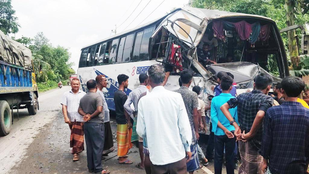 টাঙ্গাইলে বাসচাপায় অটোচালকসহ নিহত ২ 