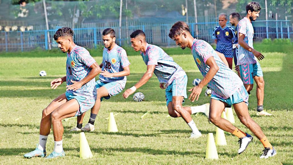 আবাহনী হারলেই হ্যাটট্রিক চ্যাম্পিয়ন বসুন্ধরা