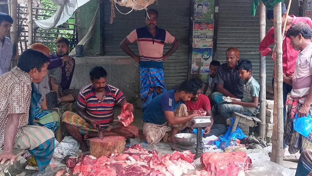 গাংনীতে ধরাছোঁয়ার বাইরে গরু-মহিষের মাংস, তবুও কিনছে মানুষ